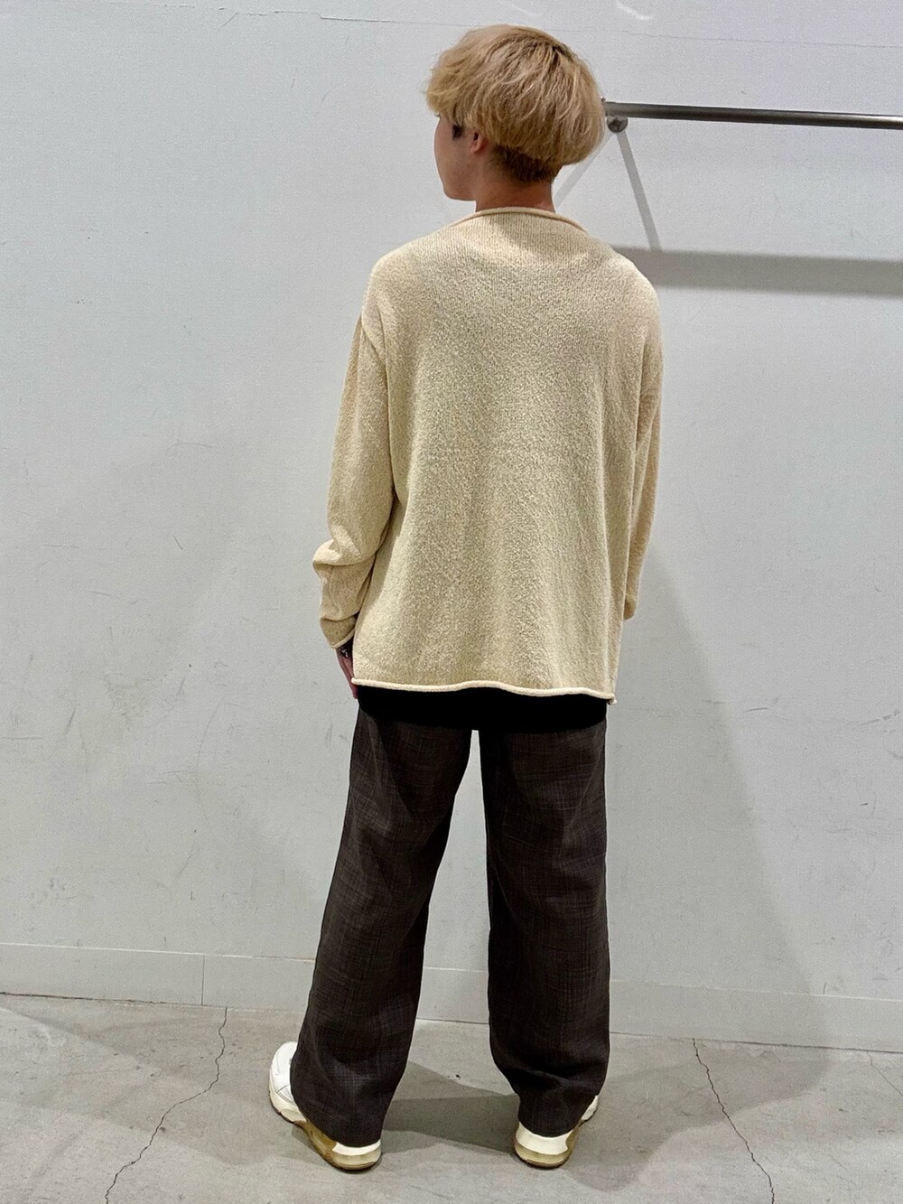 ベージュ系のニット/セーター、ブラック系のその他パンツを着用したメンズの夏コーディネートの3枚目の写真