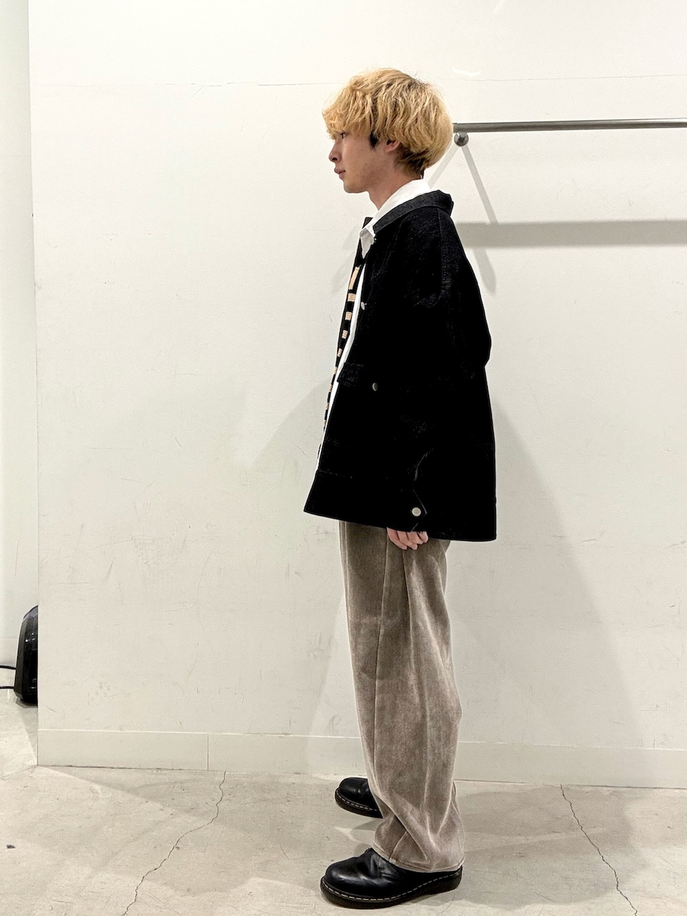 ブラウン系のその他パンツ、ブラック系のネクタイ、ブラック系のデニムジャケットを着用したメンズの秋コーディネートの2枚目の写真