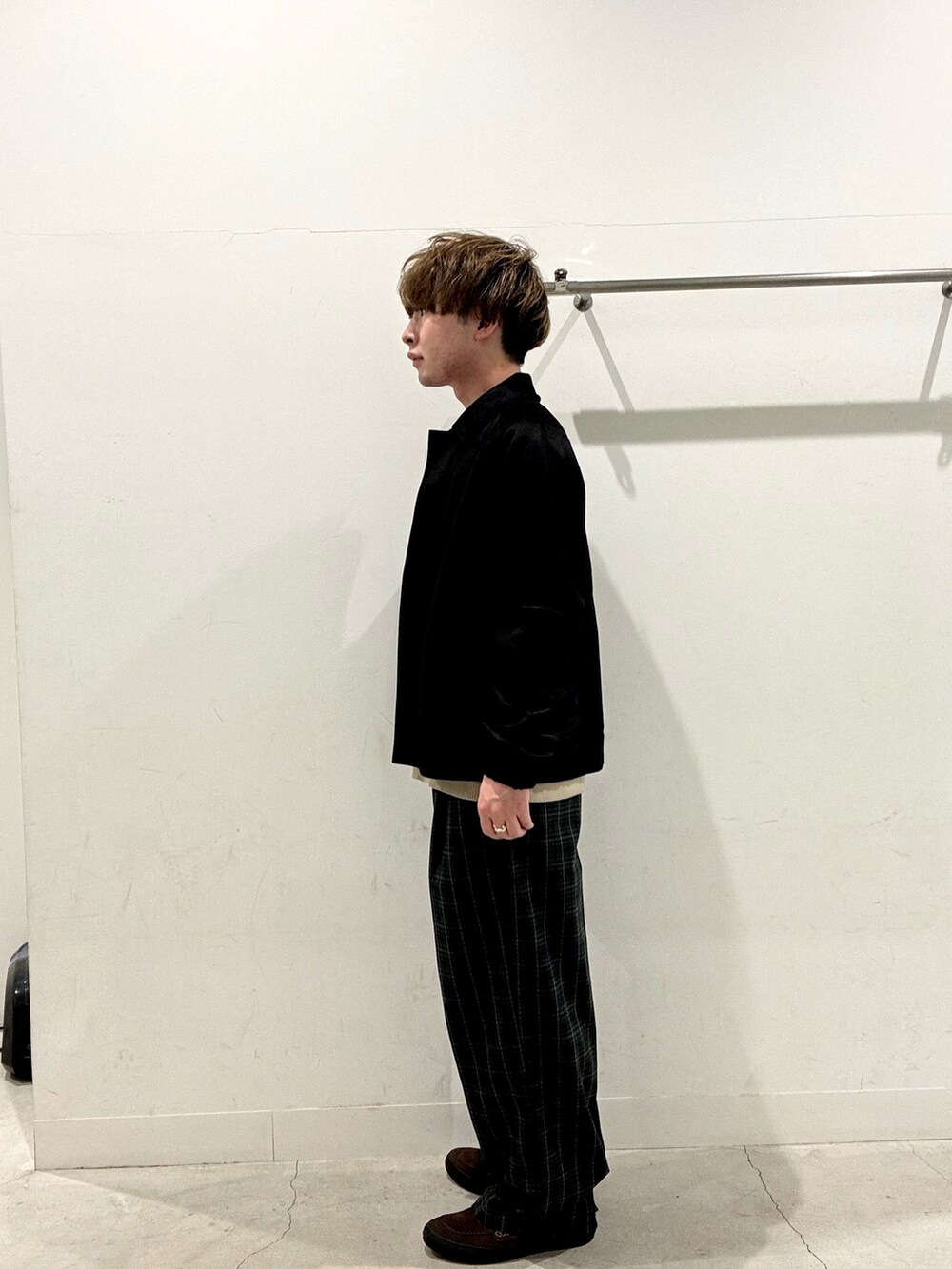 ベージュ系のニット/セーター、ブラウン系のブルゾン、グリーン系のスラックスを着用したメンズの秋コーディネートの2枚目の写真