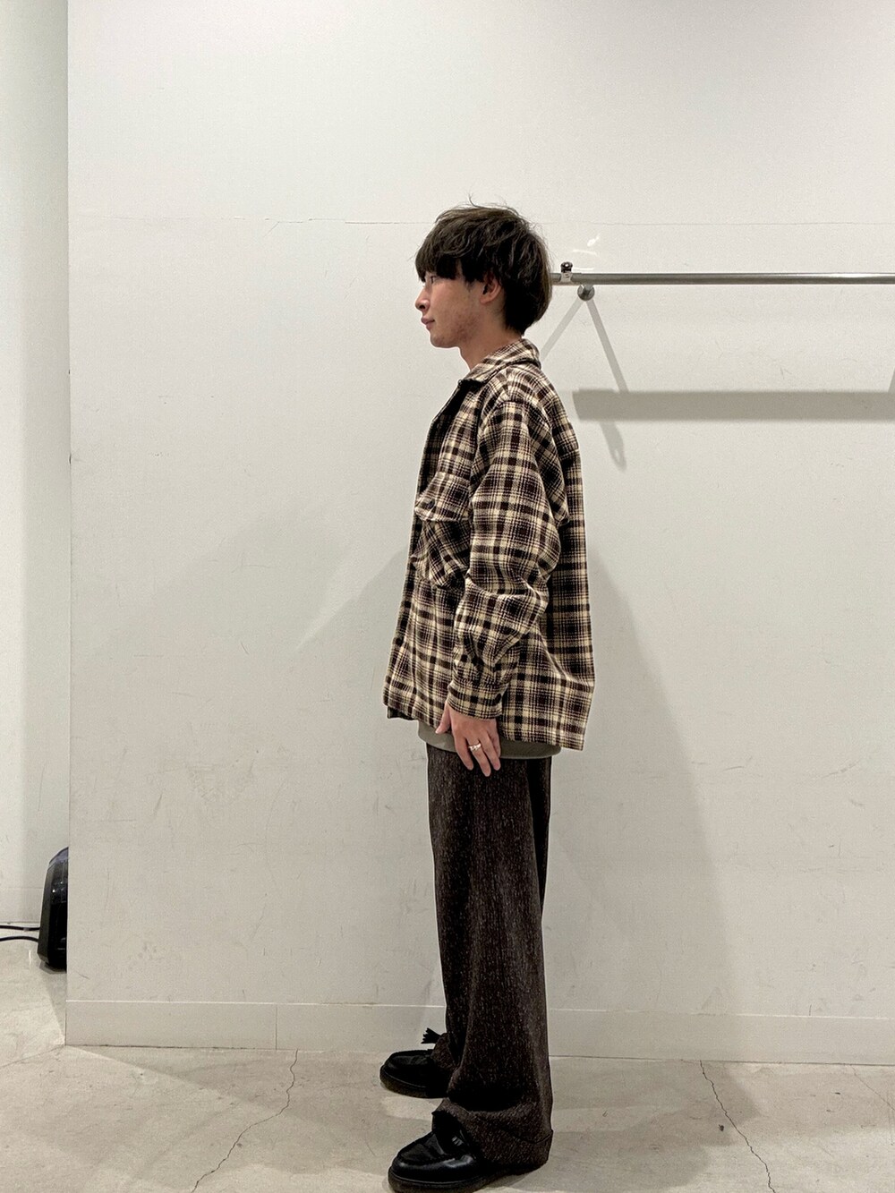 ブラウン系のその他アウター、グレー系のスウェット、ブラウン系のその他パンツを着用したメンズの秋コーディネートの2枚目の写真