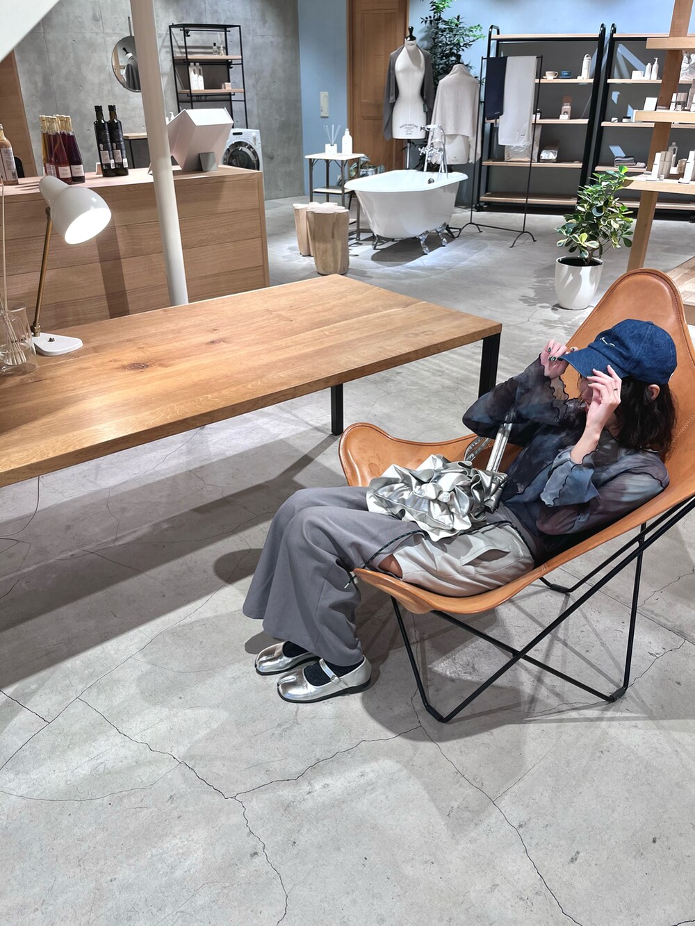 グレー系のその他パンツ、シルバー系のトートバッグ、ブルー系のTシャツ/カットソーを着用したレディースの夏コーディネートの3枚目の写真