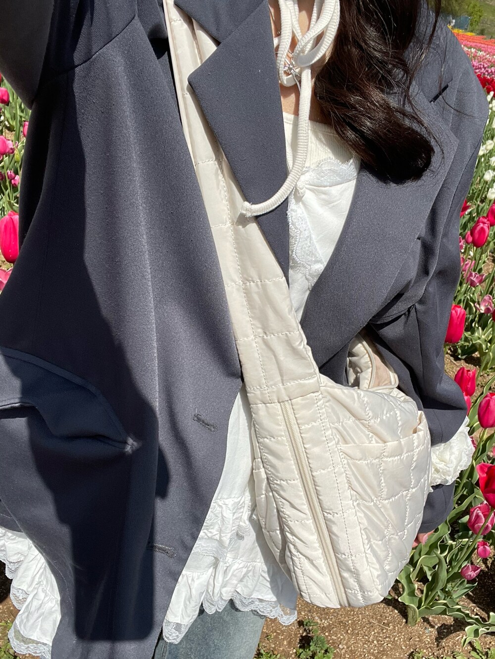 ブルー系のデニムパンツを着用したレディースの夏コーディネートの2枚目の写真