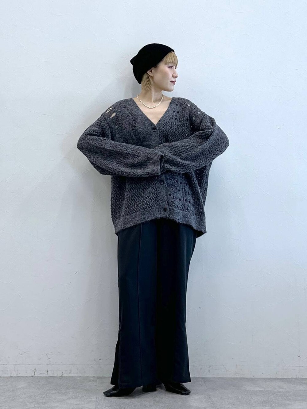 グレー系のカーディガン/ボレロ、その他のスラックス、ブラック系のニットキャップ/ビーニーを着用したレディースの秋コーディネートの3枚目の写真