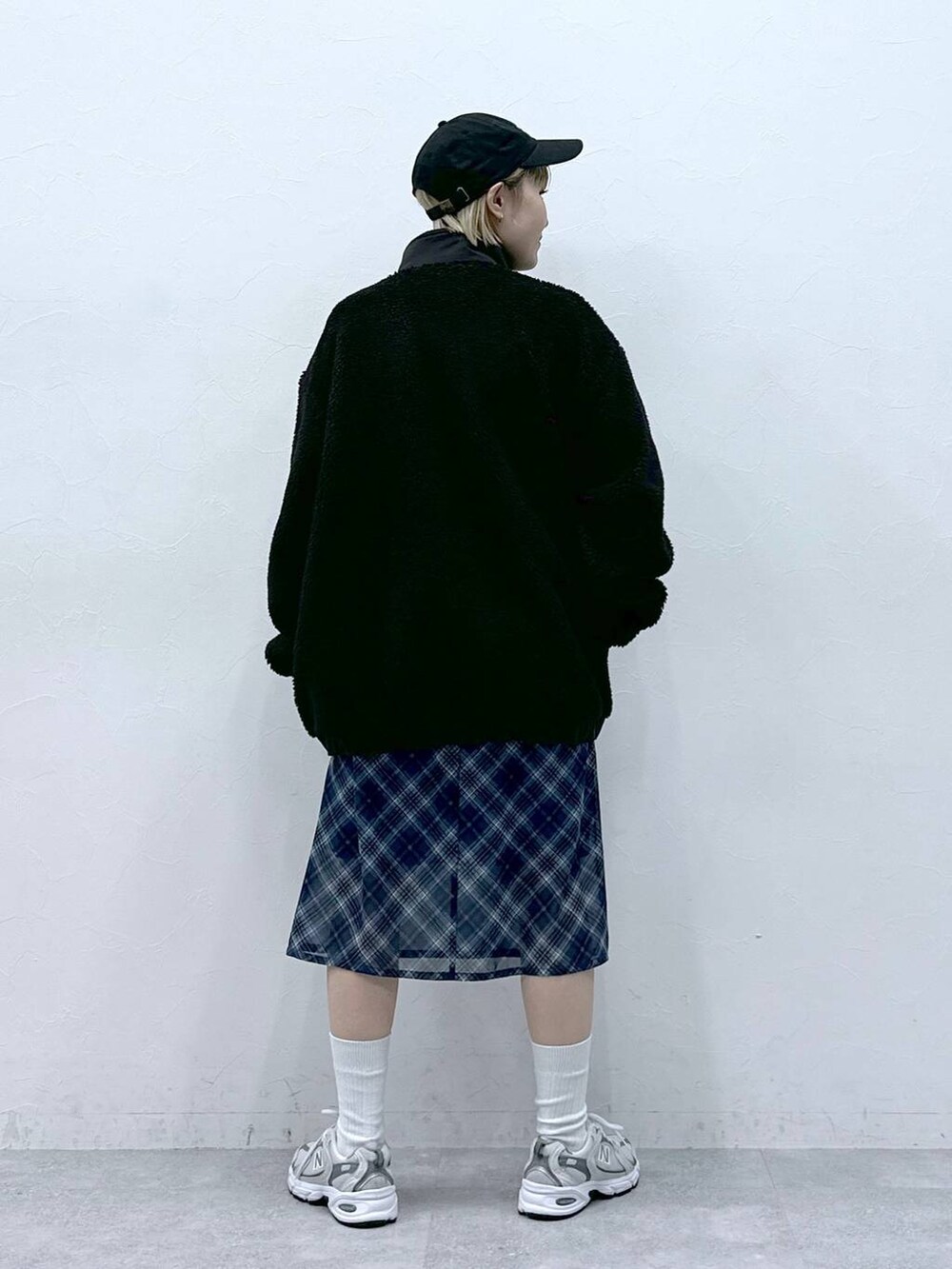 ブラック系のブルゾン、ブラック系のキャップを着用したレディースの冬コーディネートの4枚目の写真