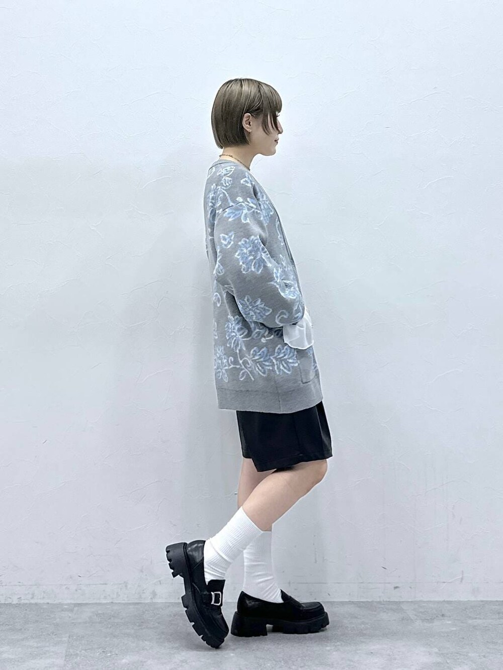 その他のローファー、ブラック系のその他パンツ、グレー系のニット/セーターを着用したレディースの冬コーディネートの5枚目の写真