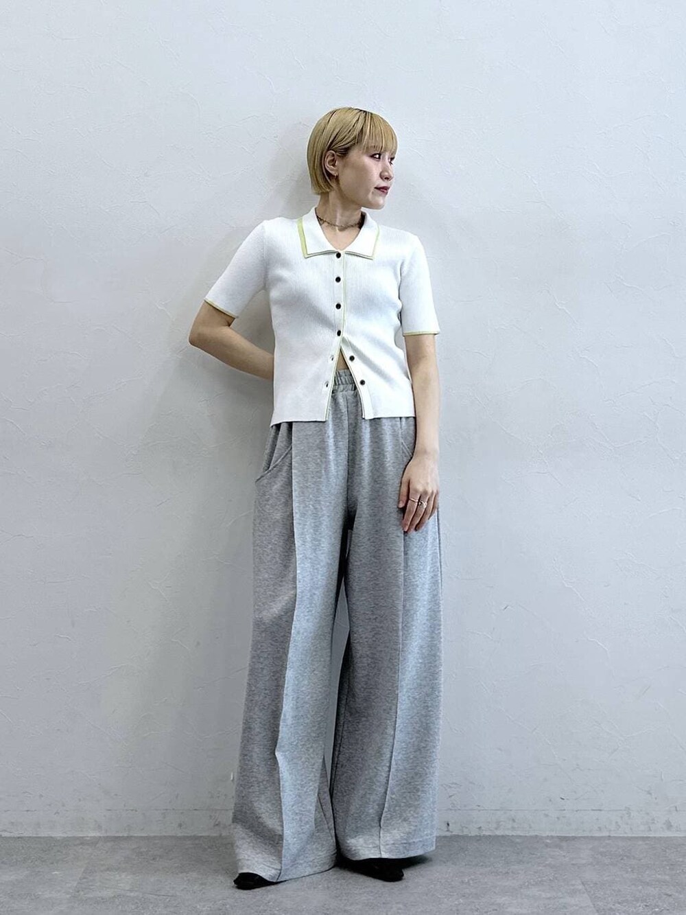 グレー系のスウェットパンツ、ホワイト系のカーディガン/ボレロを着用したレディースの春コーディネートの2枚目の写真