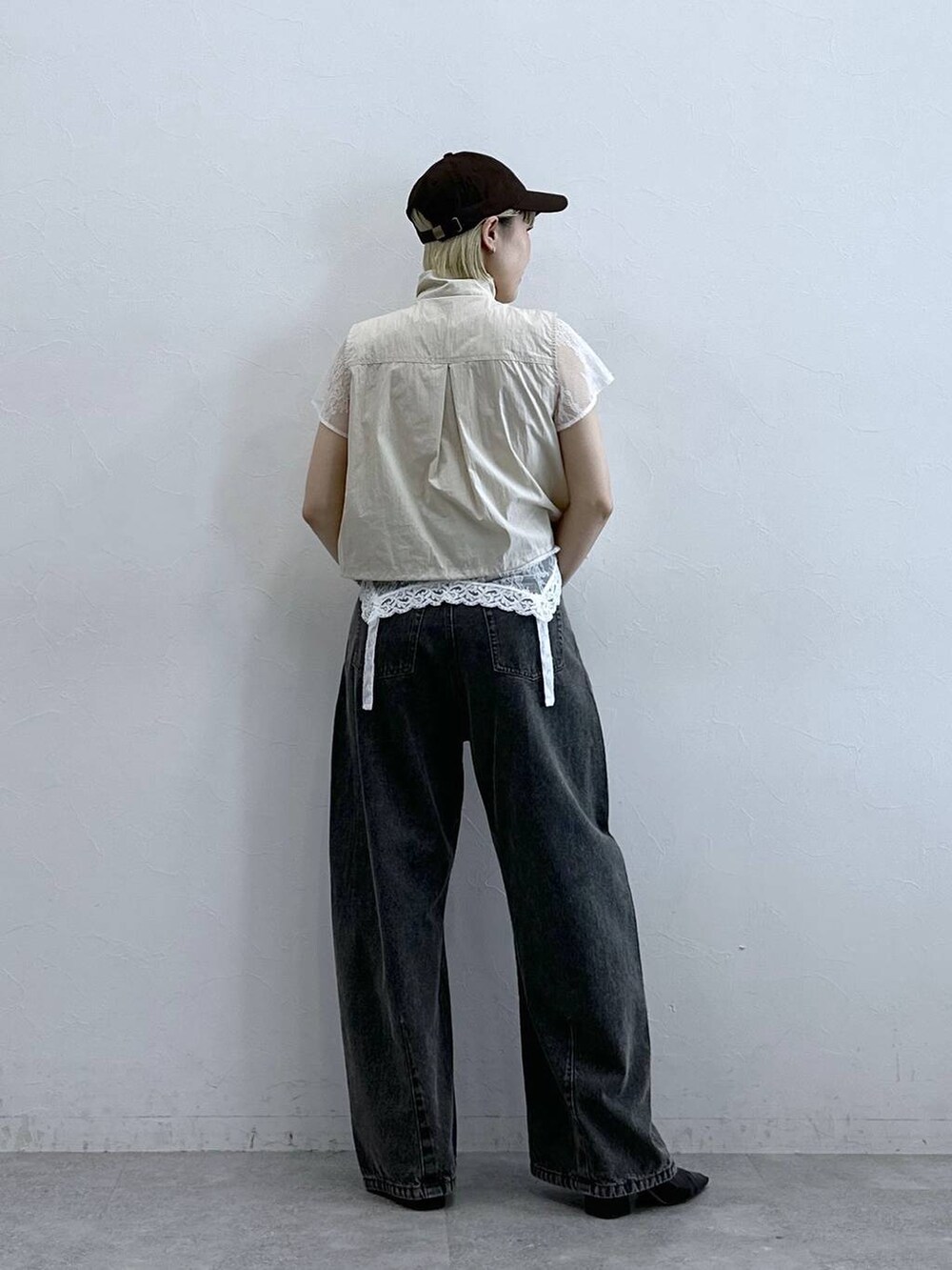 グレー系のデニムパンツ、ホワイト系のTシャツ/カットソー、ホワイト系のベストを着用したレディースの夏コーディネートの5枚目の写真
