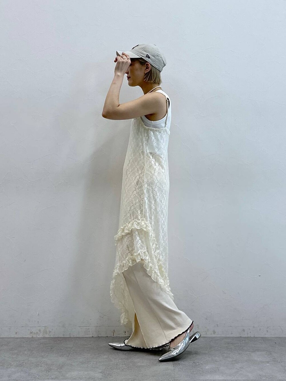 ホワイト系のタンクトップ、ホワイト系のスウェットパンツ、ホワイト系のワンピースを着用したレディースの夏コーディネートの6枚目の写真