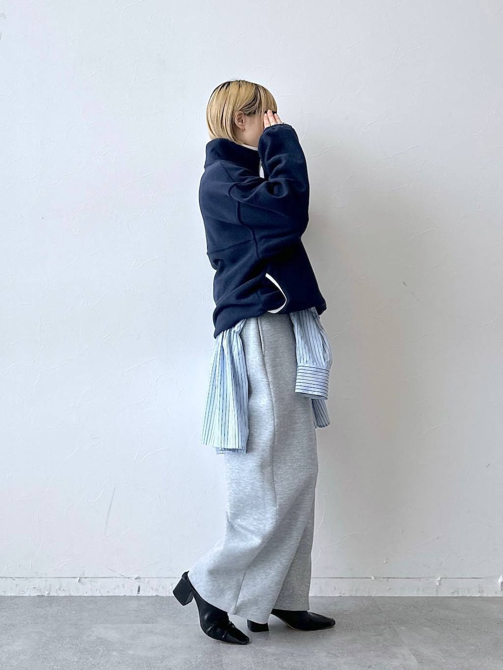 ブルー系のスウェット、ブルー系のTシャツ/カットソー、グレー系のスウェットパンツを着用したレディースの秋コーディネートの4枚目の写真