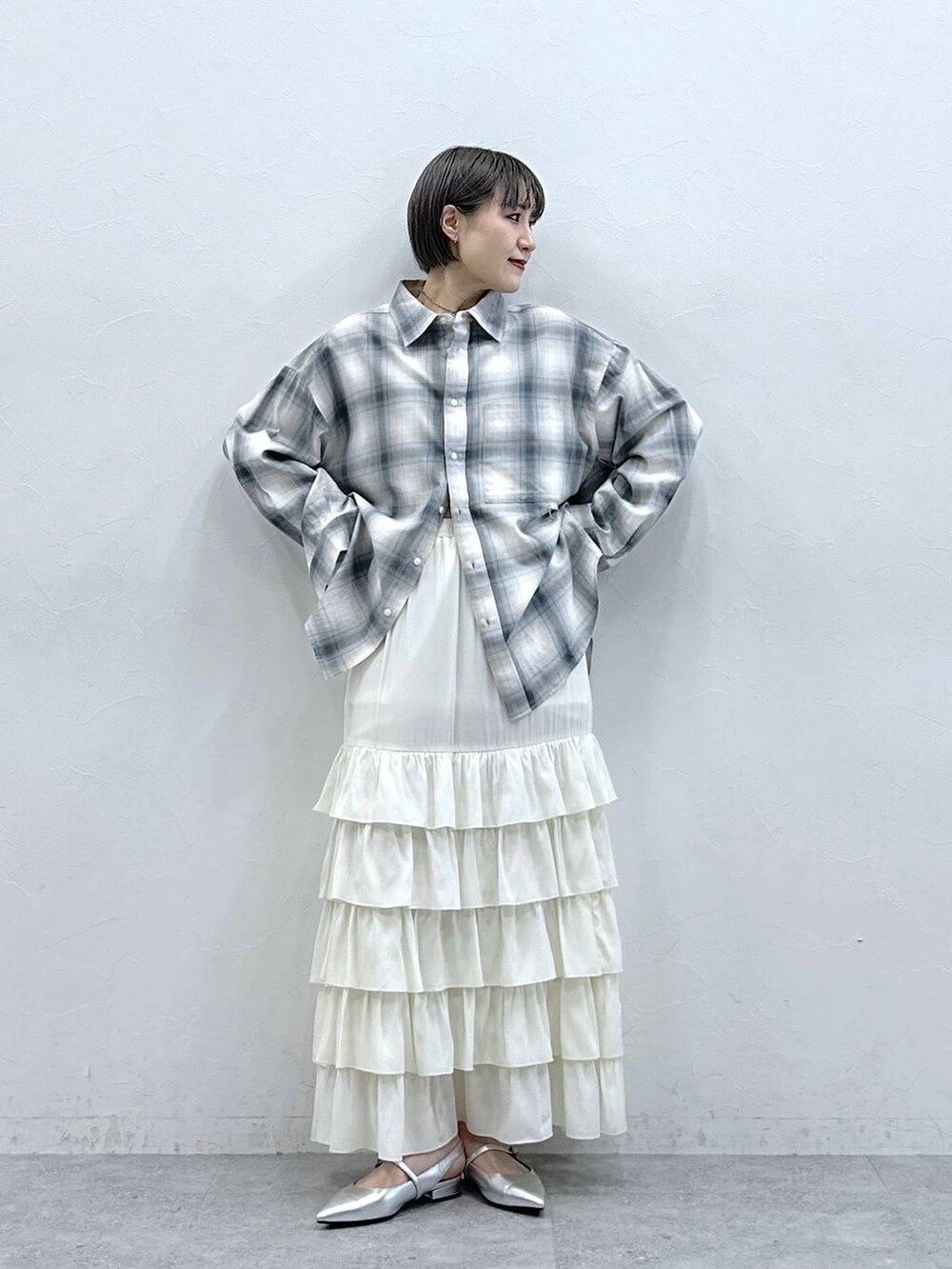 シルバー系のパンプス、ブルー系のシャツ/ブラウス、ホワイト系のスカートを着用したレディースの春コーディネートの3枚目の写真