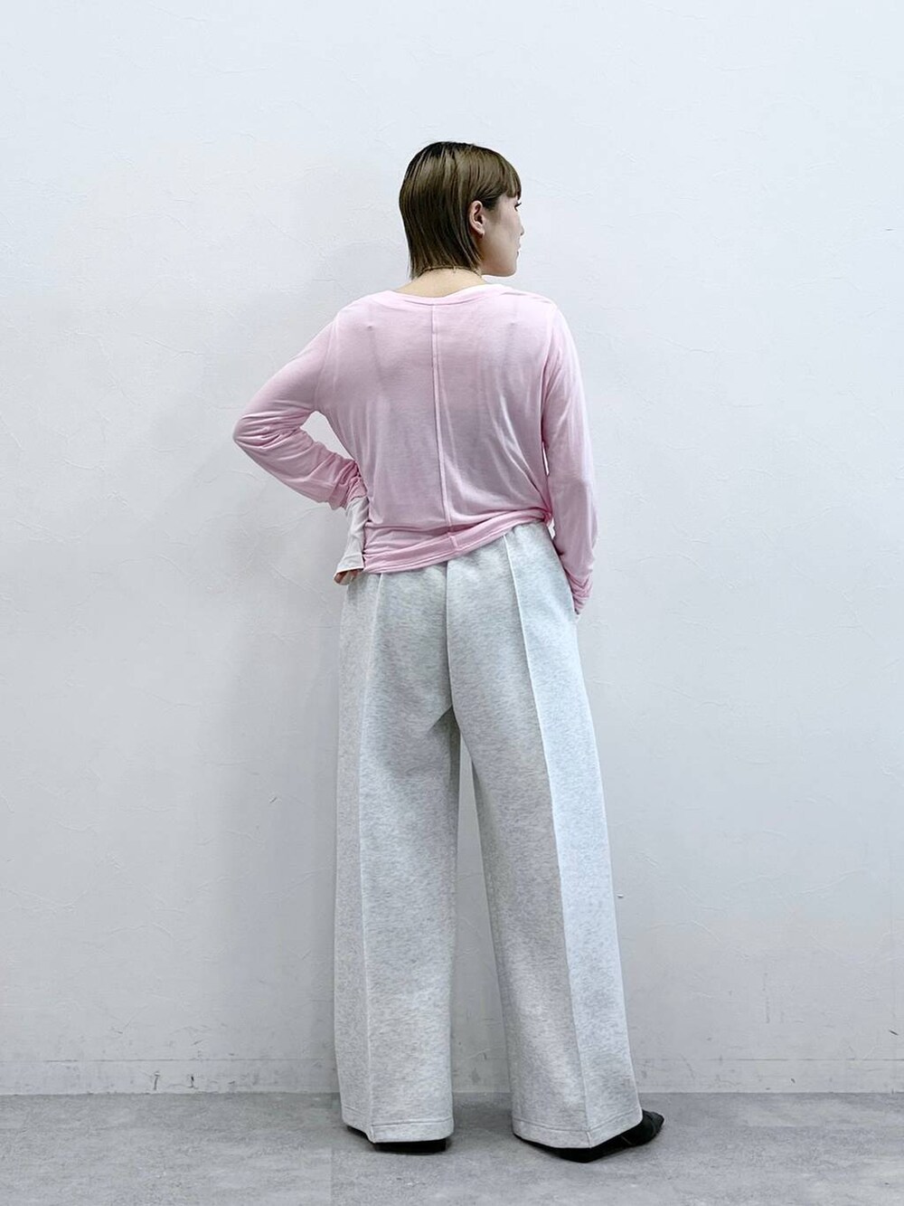 ホワイト系のスウェットパンツ、ホワイト系のTシャツ/カットソー、ピンク系のTシャツ/カットソーを着用したレディースの冬コーディネートの6枚目の写真