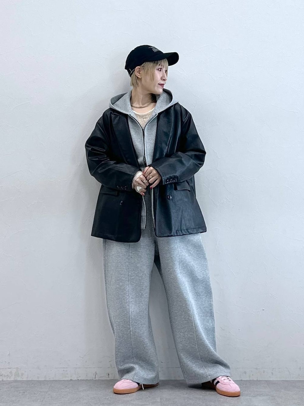 ホワイト系のTシャツ/カットソー、その他のテーラードジャケット、グレー系のパーカーを着用したレディースの冬コーディネートの2枚目の写真