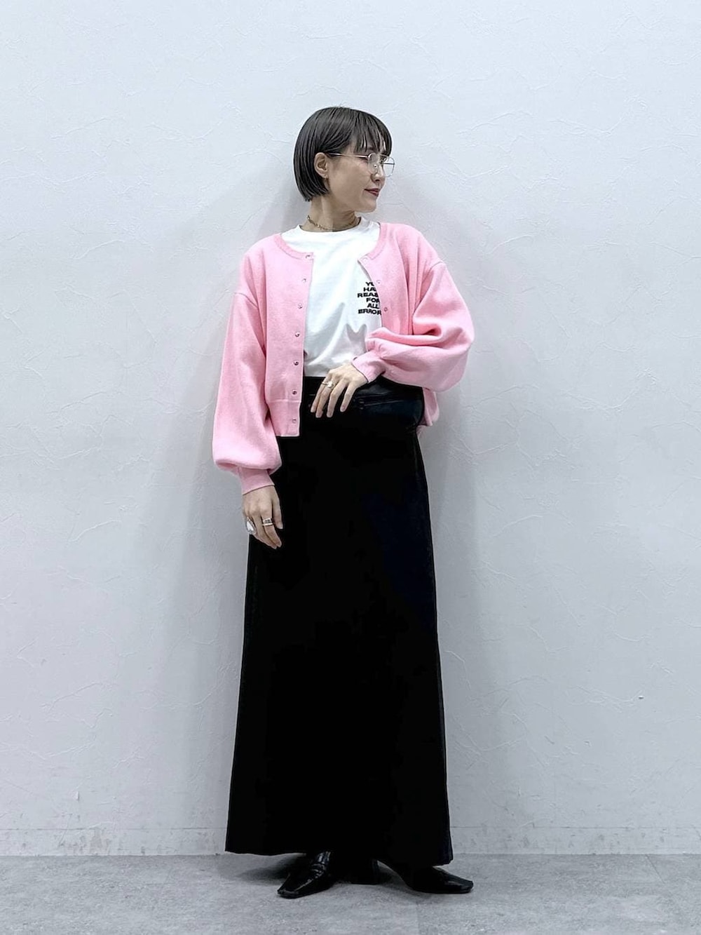 ピンク系のカーディガン/ボレロ、ブラック系のボディバッグ/ウエストポーチ、ブラック系のスカートを着用したレディースの春コーディネートの3枚目の写真