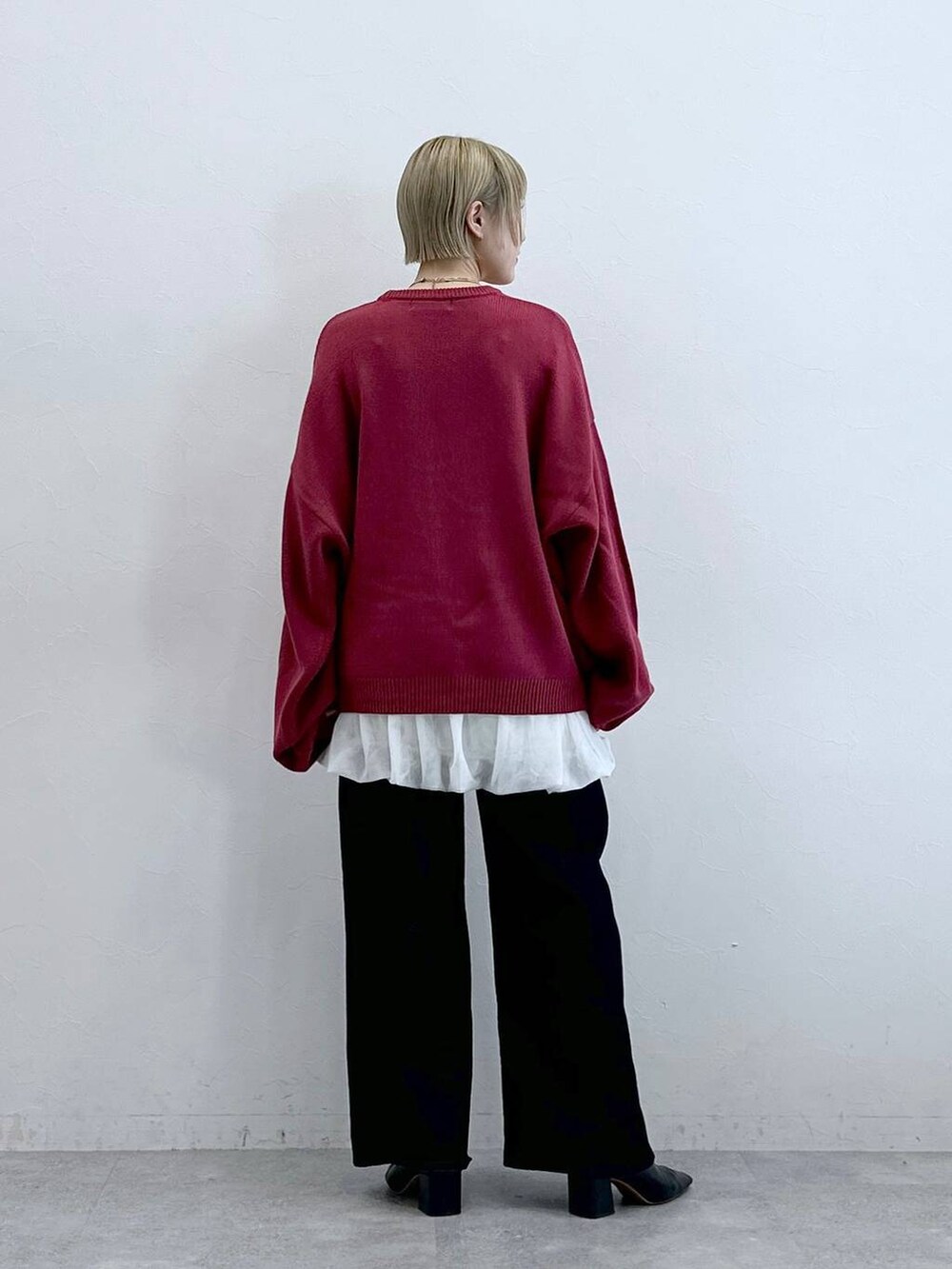 ブラック系のテーラードジャケット、ピンク系のニット/セーター、ホワイト系のスカートを着用したレディースの秋コーディネートの5枚目の写真