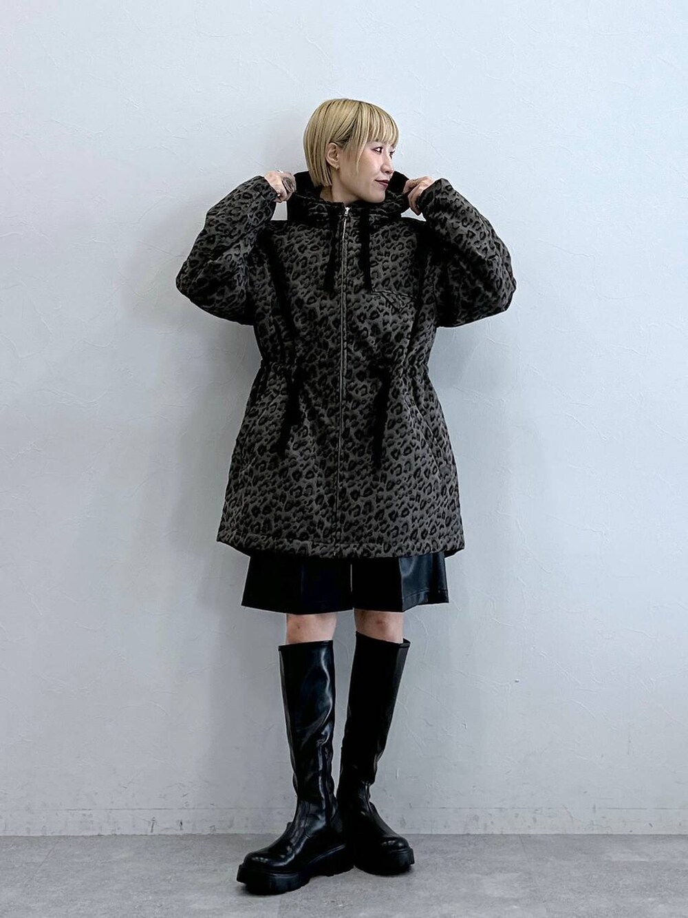 ブラック系のブーツ、ブラック系のスラックス、その他のダウンジャケット/コートを着用したレディースの秋コーディネートの2枚目の写真