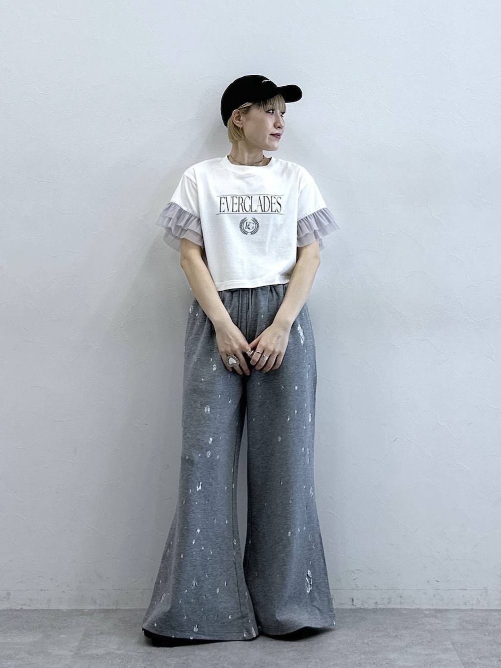 ホワイト系のTシャツ/カットソー、グレー系のスウェットパンツを着用したレディースの春コーディネートの3枚目の写真