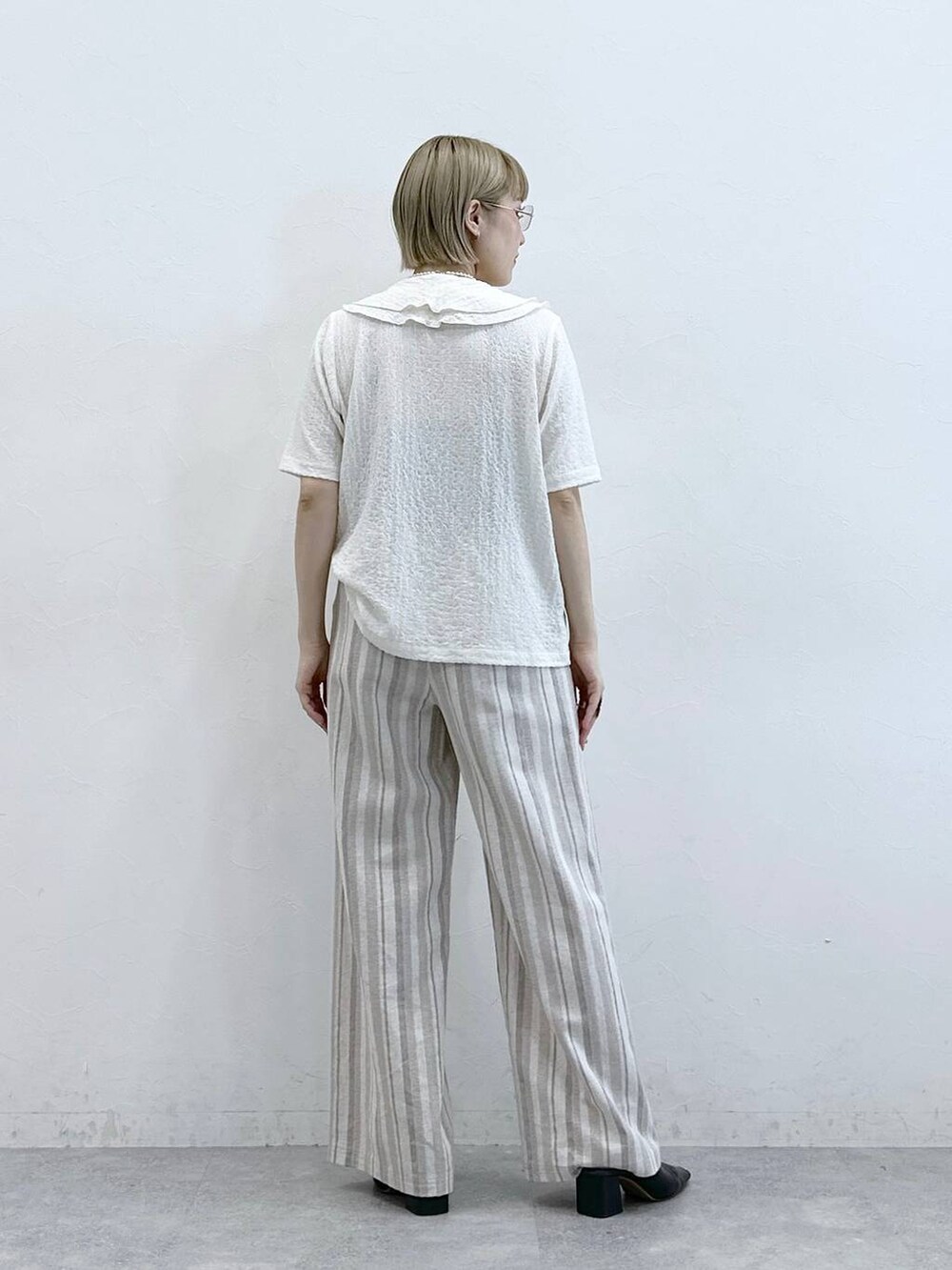 ホワイト系のシャツ/ブラウス、ベージュ系のその他パンツを着用したレディースの夏コーディネートの8枚目の写真