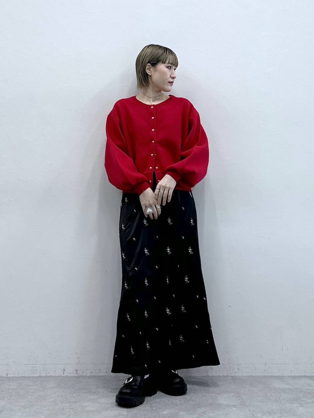 その他のローファー、レッド系のカーディガン/ボレロ、ブラック系のスカートを着用したレディースの冬コーディネートの4枚目の写真