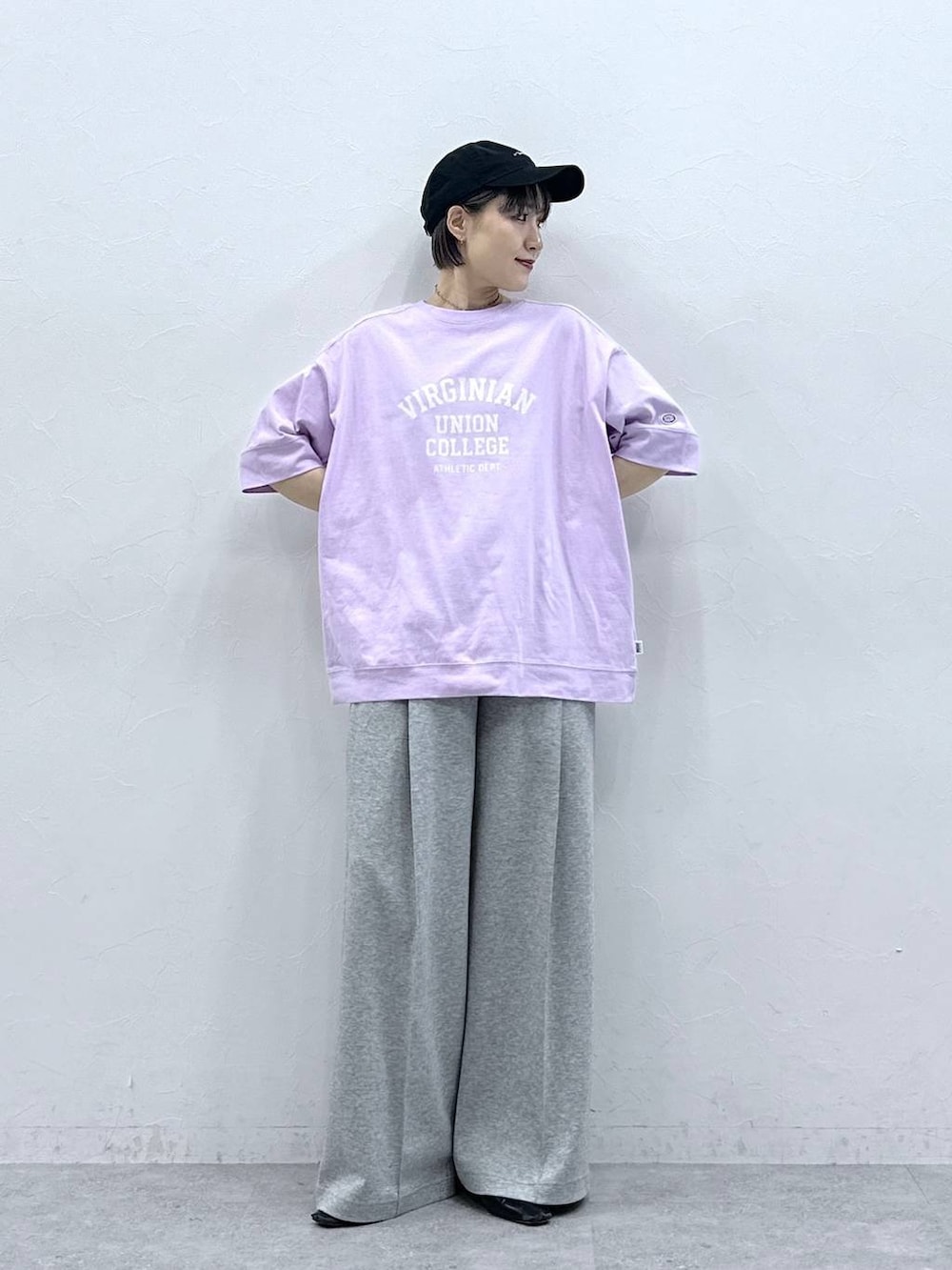 パープル系のTシャツ/カットソー、ブルー系のポロシャツ、グレー系のスウェットパンツを着用したレディースの春コーディネートの3枚目の写真