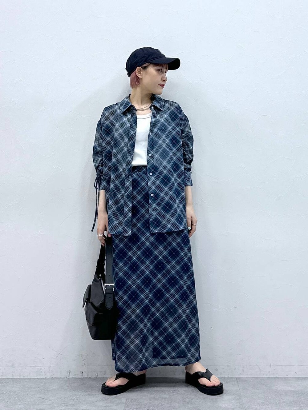 ブルー系のスカート、ホワイト系のタンクトップ、ブルー系のシャツ/ブラウスを着用したレディースの春コーディネートの3枚目の写真