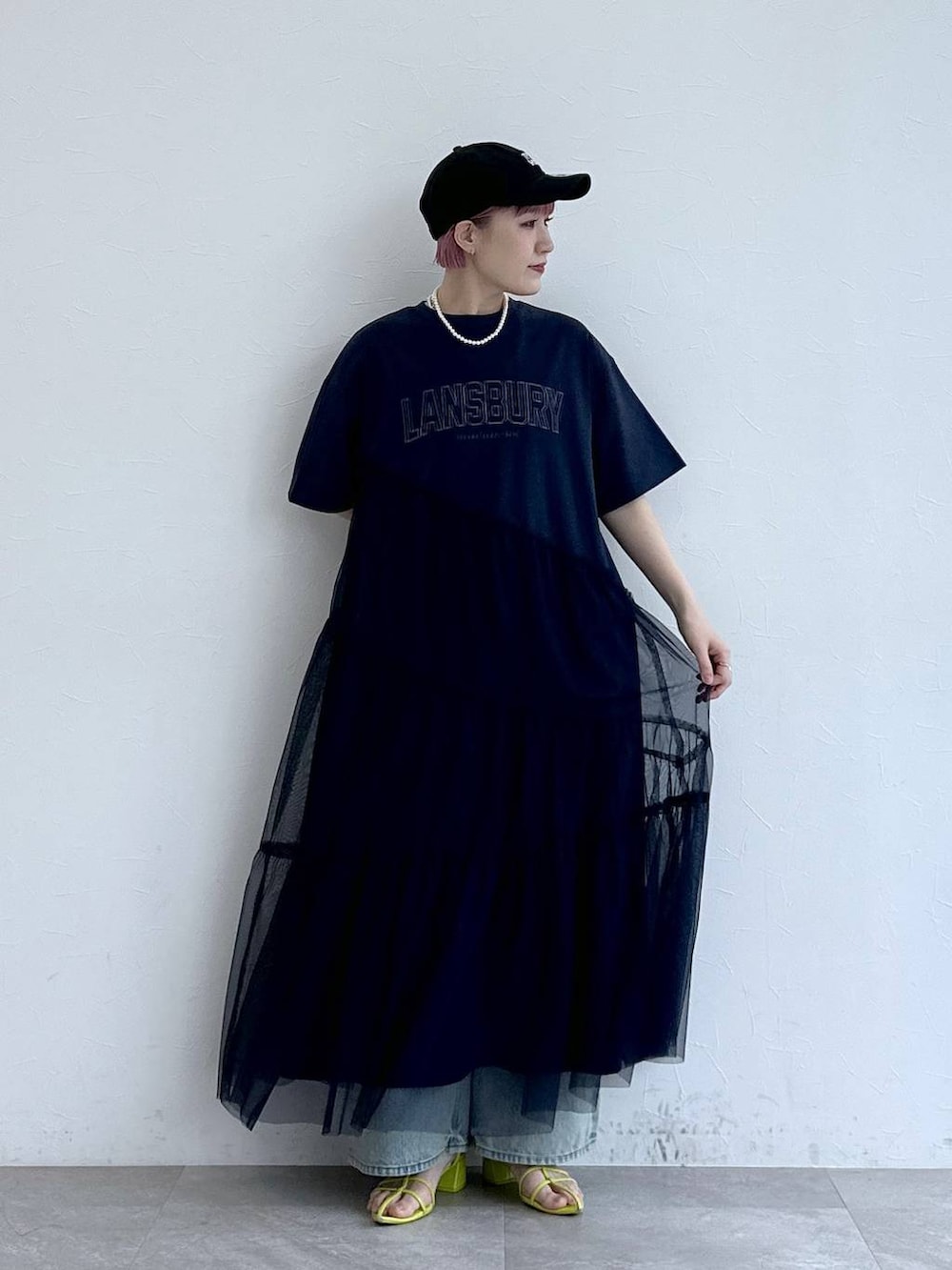 ブルー系のデニムパンツ、ブルー系のワンピースを着用したレディースの春コーディネートの2枚目の写真