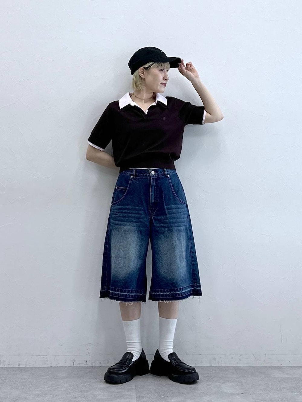 ブルー系のデニムパンツ、ブラック系のローファー、ブラウン系のシャツ/ブラウスを着用したレディースの夏コーディネートの2枚目の写真