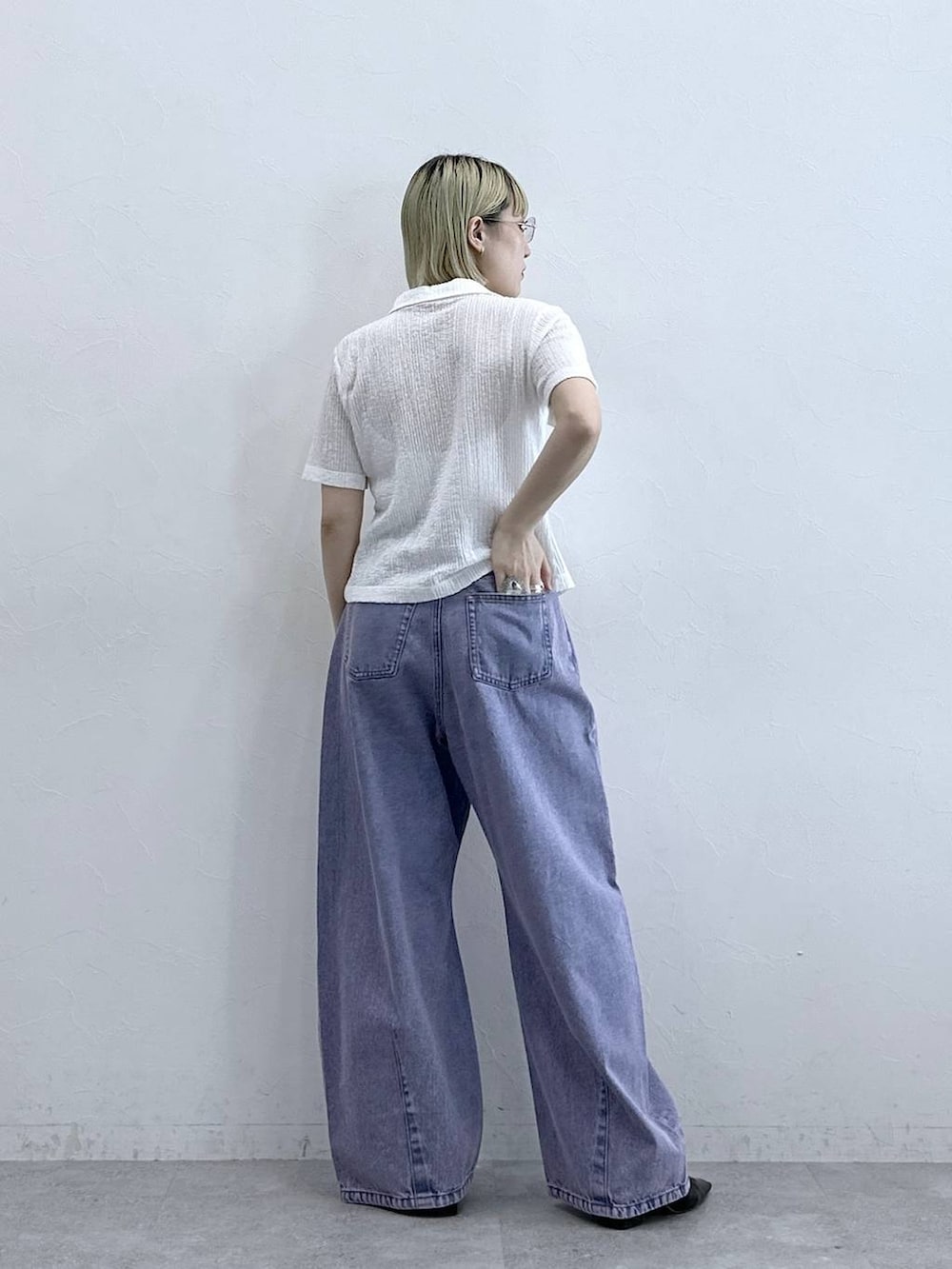 ピンク系のデニムパンツ、ホワイト系のポロシャツを着用したレディースの夏コーディネートの5枚目の写真