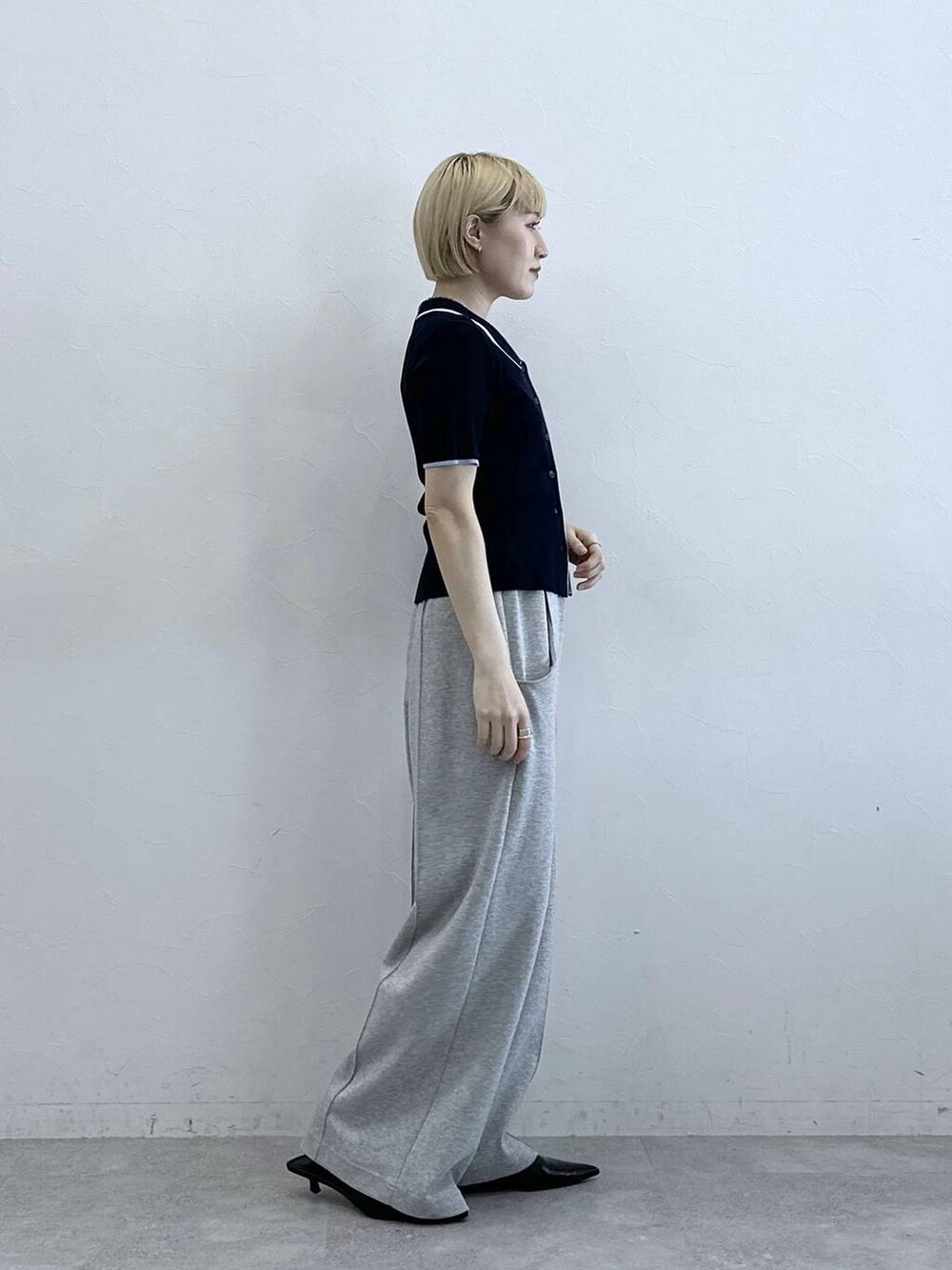 グレー系のスウェットパンツ、ブルー系のカーディガン/ボレロを着用したレディースの春コーディネートの4枚目の写真