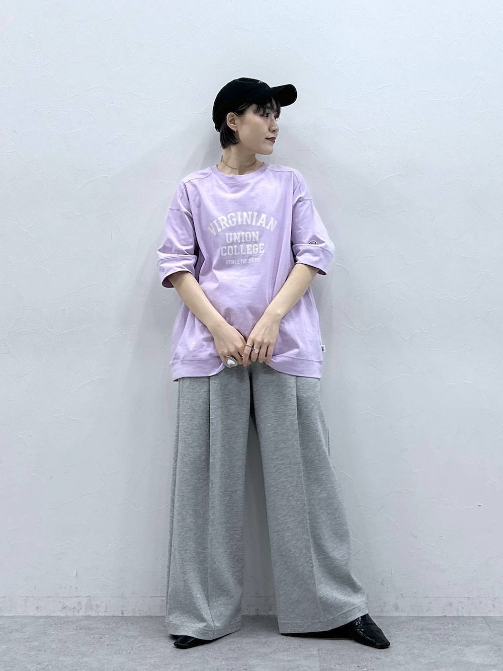 パープル系のTシャツ/カットソー、ブルー系のポロシャツ、グレー系のスウェットパンツを着用したレディースの春コーディネートの4枚目の写真