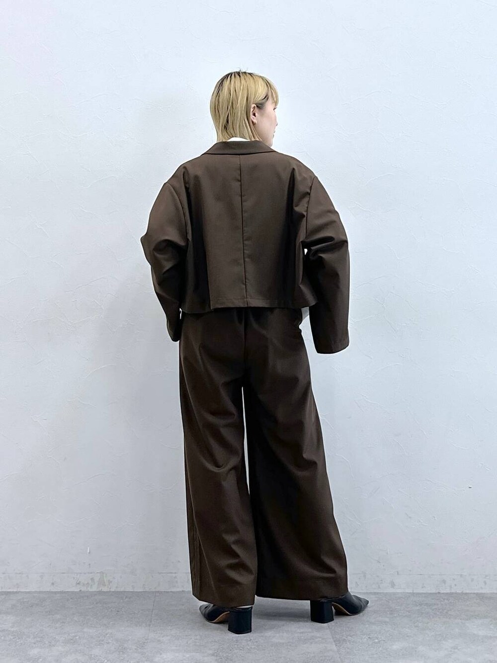 その他のベルト、グレー系のメガネを着用したレディースの夏コーディネートの7枚目の写真