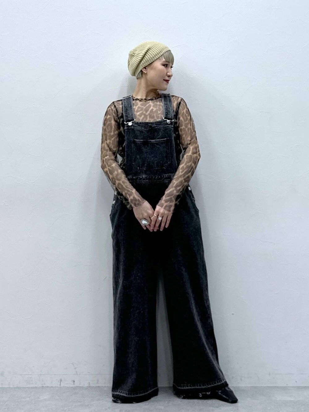 その他のTシャツ/カットソー、ブラック系のサロペット/オーバーオール、ベージュ系のハンチング/ベレー帽を着用したレディースの秋コーディネートの2枚目の写真