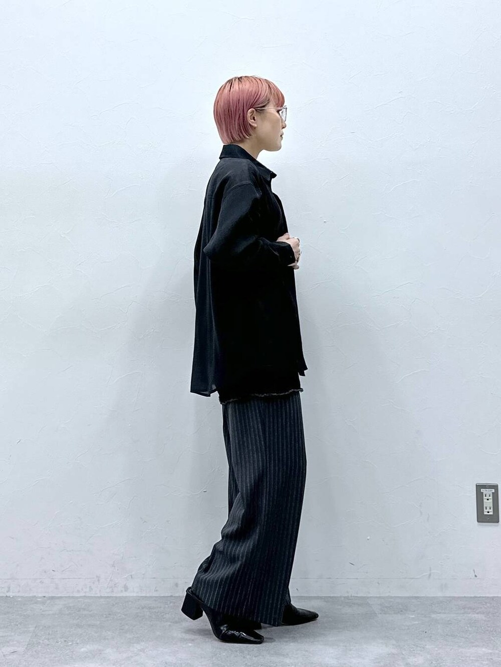 グレー系のスラックス、ブラック系のスカート、ブラック系のシャツ/ブラウスを着用したレディースの春コーディネートの5枚目の写真