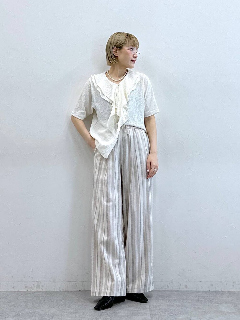 ホワイト系のシャツ/ブラウス、ベージュ系のその他パンツを着用したレディースの夏コーディネートの4枚目の写真