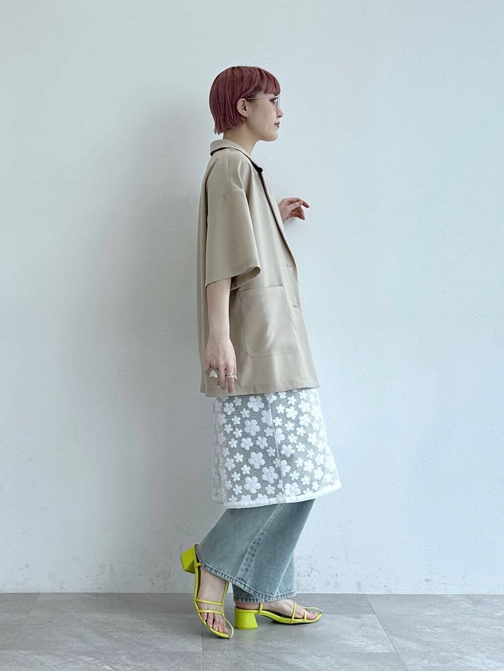 「RAGEBLUEの＜セットアップ対応＞3size展開/フラワー刺繍ダメージワイドデニム（デニムパンツ、ブルー系）」を使った、たけおさん（レディース・157cm）の春コーディネートの4枚目の写真