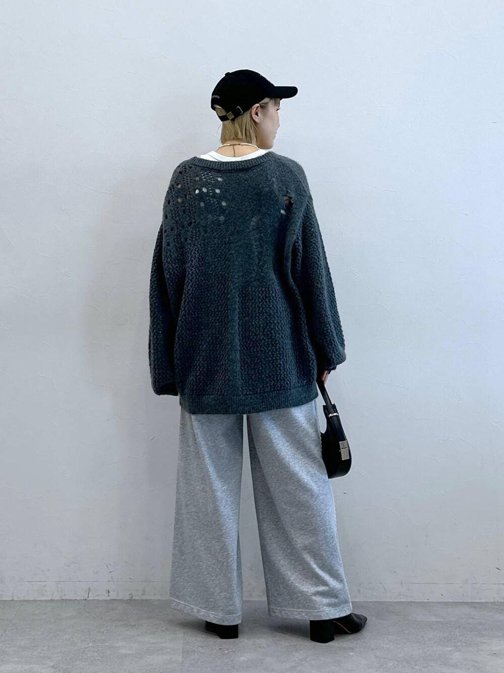 ブルー系のカーディガン/ボレロ、グレー系のスウェットパンツ、ブラック系のキャップを着用したレディースの夏コーディネートの7枚目の写真