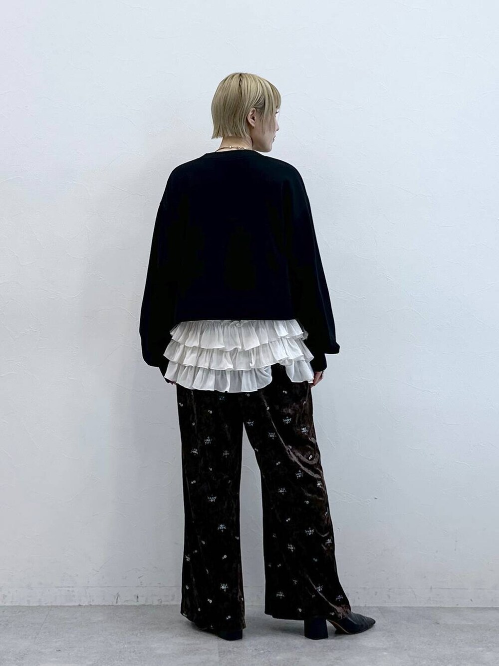 ブラウン系のスウェットパンツ、ブラック系のスウェット、ホワイト系のキャミソールを着用したレディースの秋コーディネートの5枚目の写真