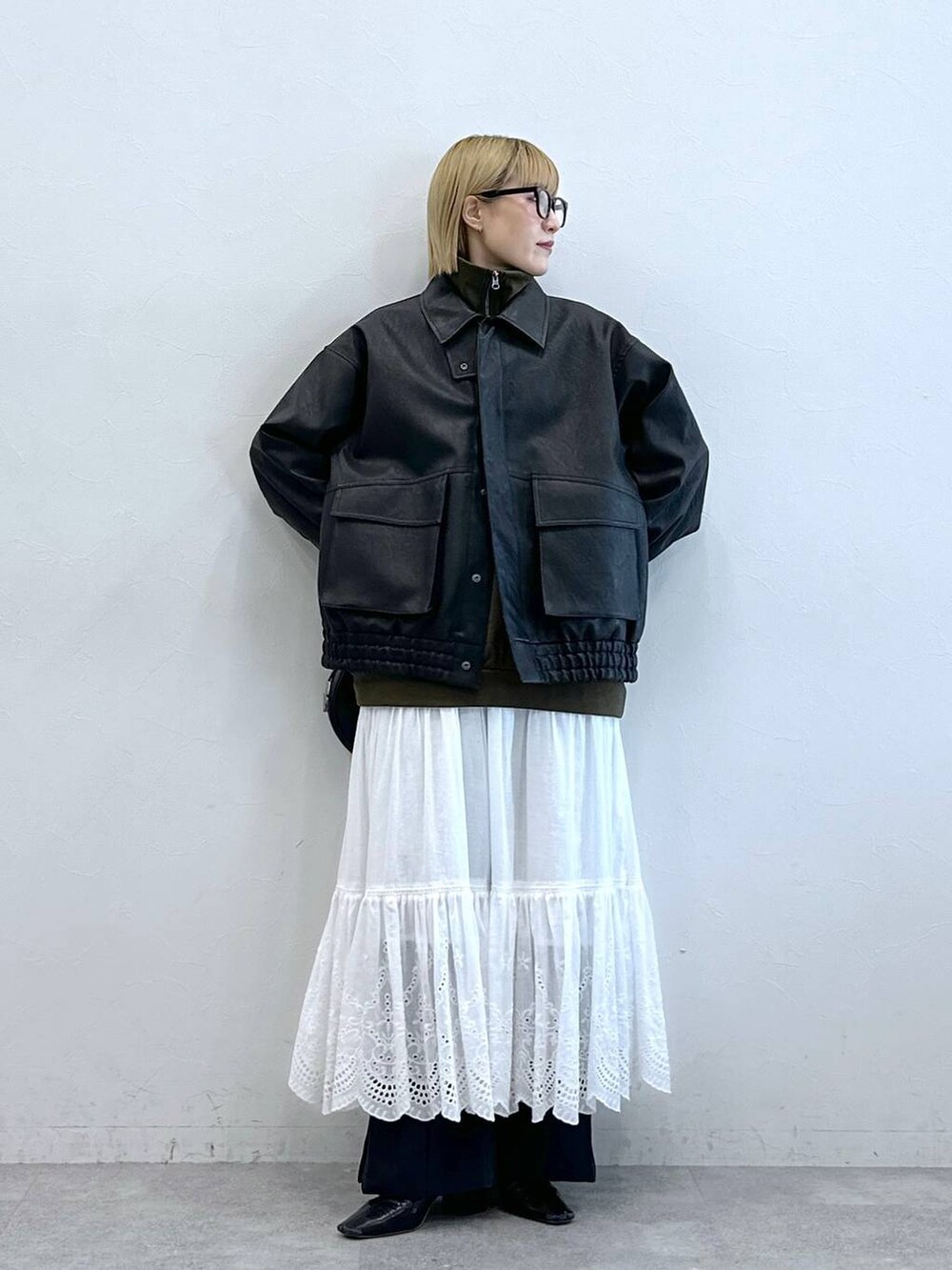 その他のスラックス、ブラック系のブルゾン、ホワイト系のスカートを着用したレディースの夏コーディネートの3枚目の写真
