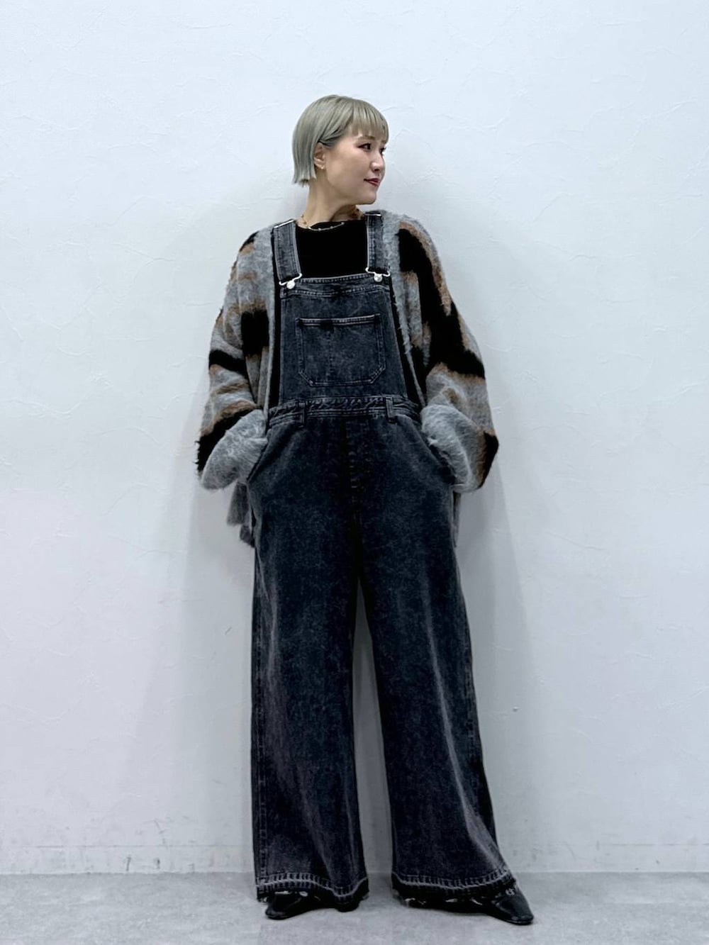 ブラック系のTシャツ/カットソー、ブラック系のカーディガン/ボレロ、ブラック系のサロペット/オーバーオールを着用したレディースの秋コーディネートの2枚目の写真