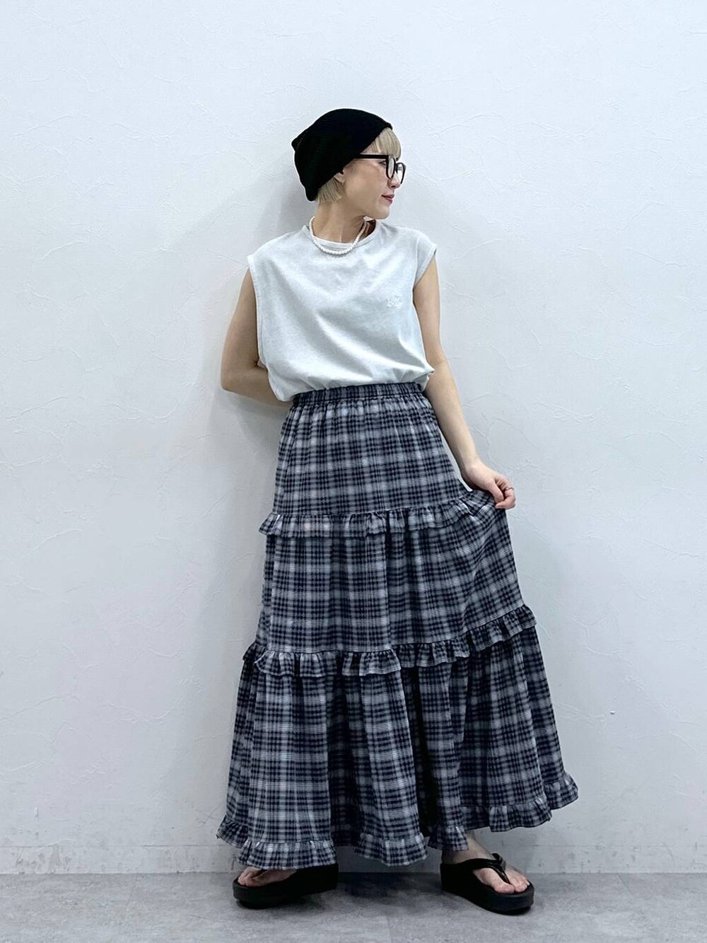 グレー系のTシャツ/カットソー、ブルー系のスカート、ブラック系のサンダルを着用したレディースの夏コーディネートの3枚目の写真