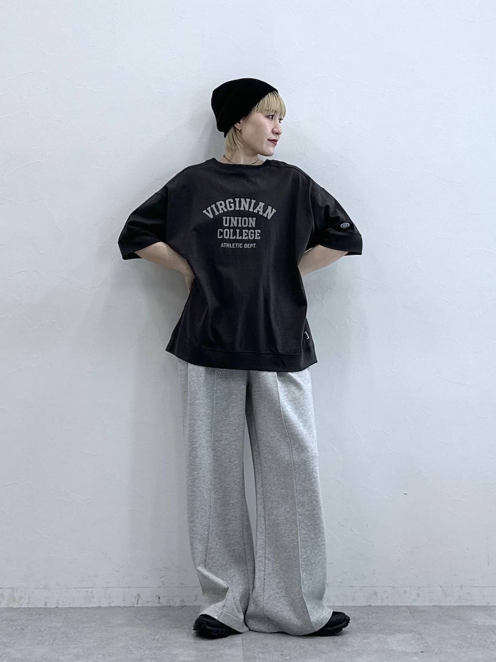 ブラック系のTシャツ/カットソー、グレー系のスウェットパンツ、ブラック系のニットキャップ/ビーニーを着用したレディースの夏コーディネートの2枚目の写真