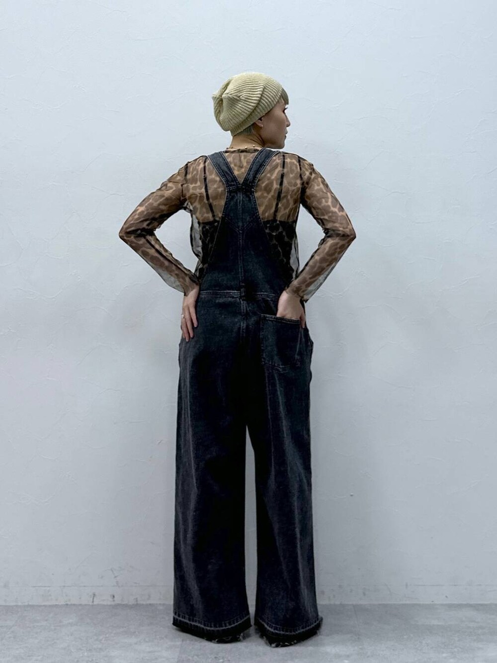 その他のTシャツ/カットソー、ブラック系のサロペット/オーバーオール、ベージュ系のハンチング/ベレー帽を着用したレディースの秋コーディネートの5枚目の写真