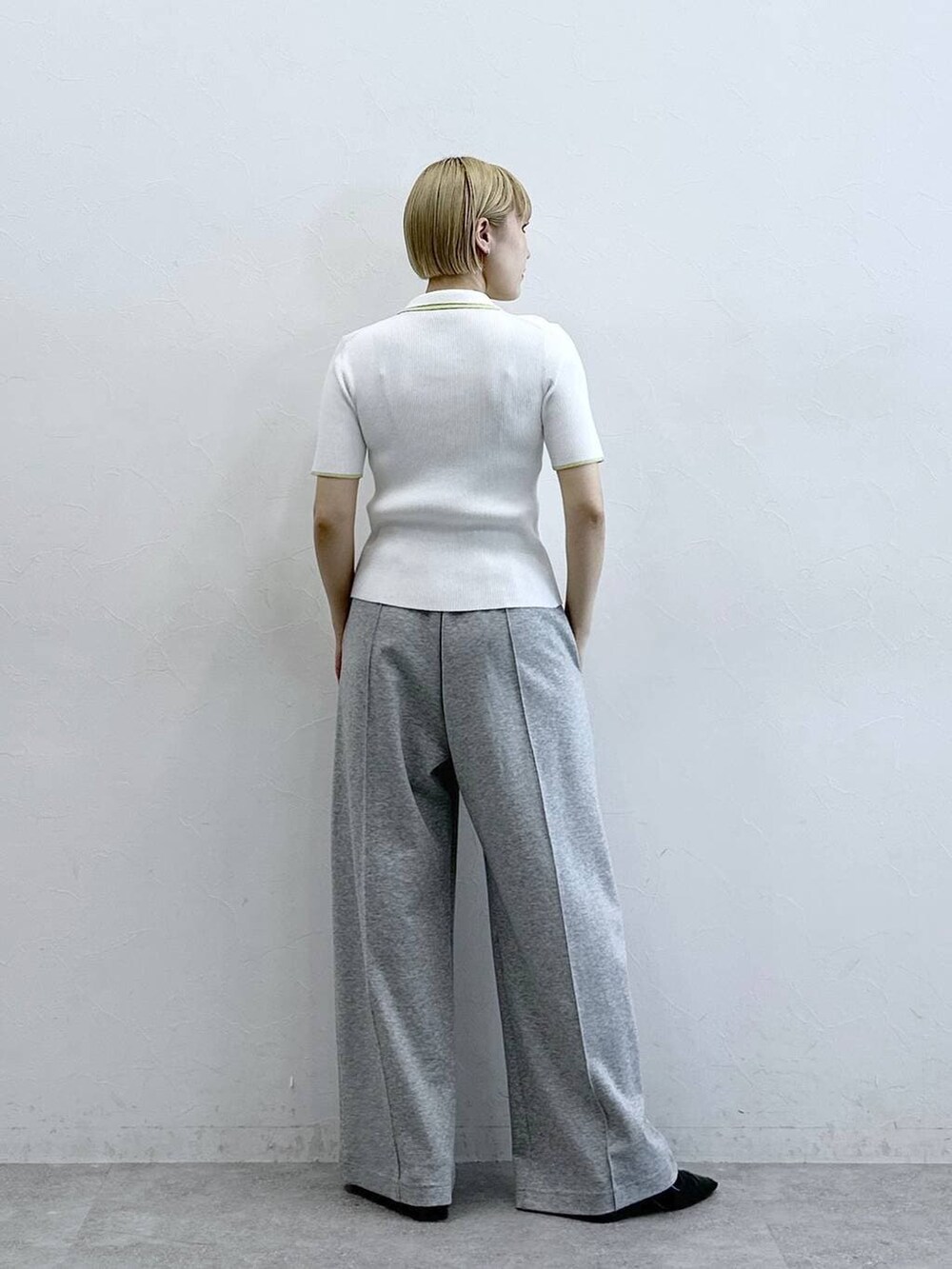 グレー系のスウェットパンツ、ホワイト系のカーディガン/ボレロを着用したレディースの春コーディネートの5枚目の写真