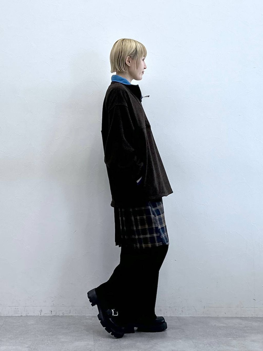 ブラック系のデニムパンツ、その他のローファー、ブラウン系のスウェットを着用したレディースの秋コーディネートの5枚目の写真