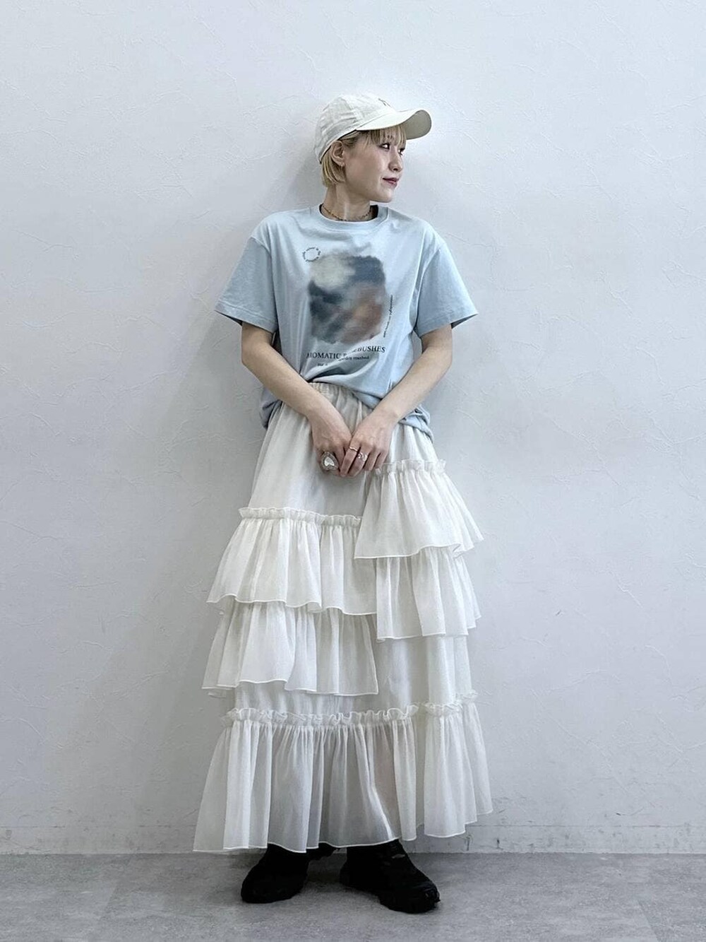 ブルー系のTシャツ/カットソー、ホワイト系のスカート、ホワイト系のキャップを着用したレディースの春コーディネートの3枚目の写真