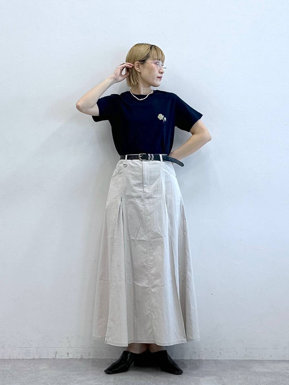 ブルー系のTシャツ/カットソー、ホワイト系のスカートを着用したレディースの夏コーディネートの3枚目の写真