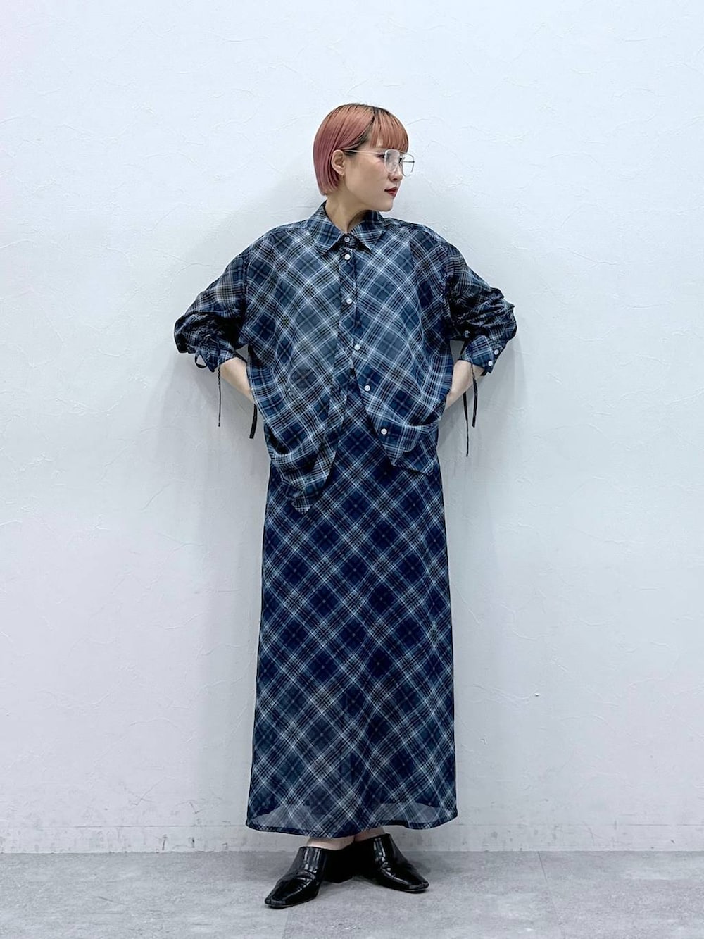 ブルー系のスカート、ブルー系のシャツ/ブラウスを着用したレディースの春コーディネートの3枚目の写真