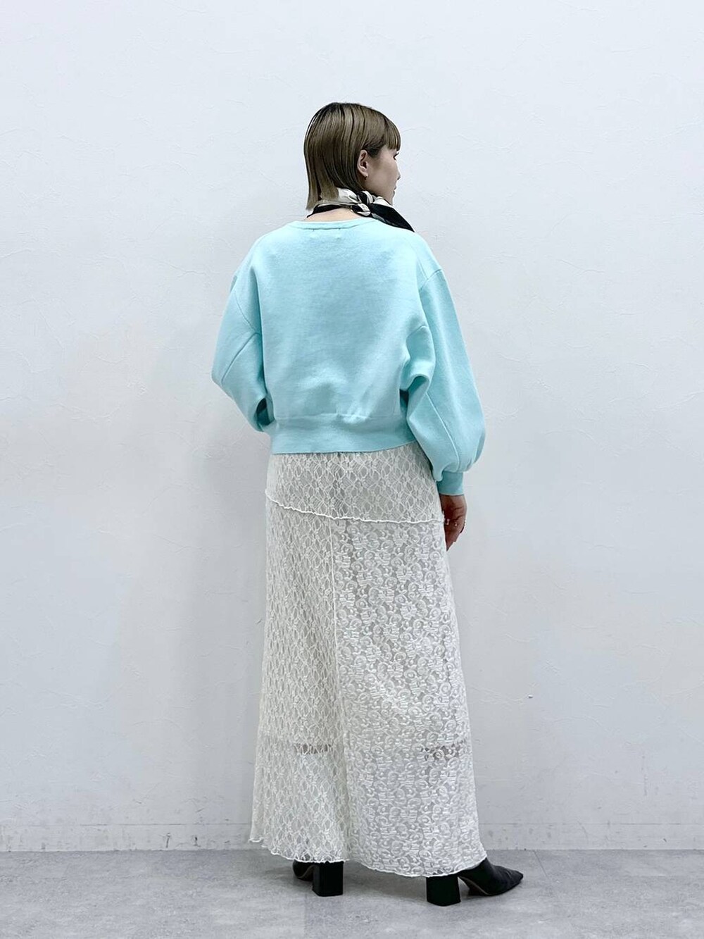 ブルー系のカーディガン/ボレロ、ホワイト系のスカート、ホワイト系のストール/ショールを着用したレディースの冬コーディネートの5枚目の写真