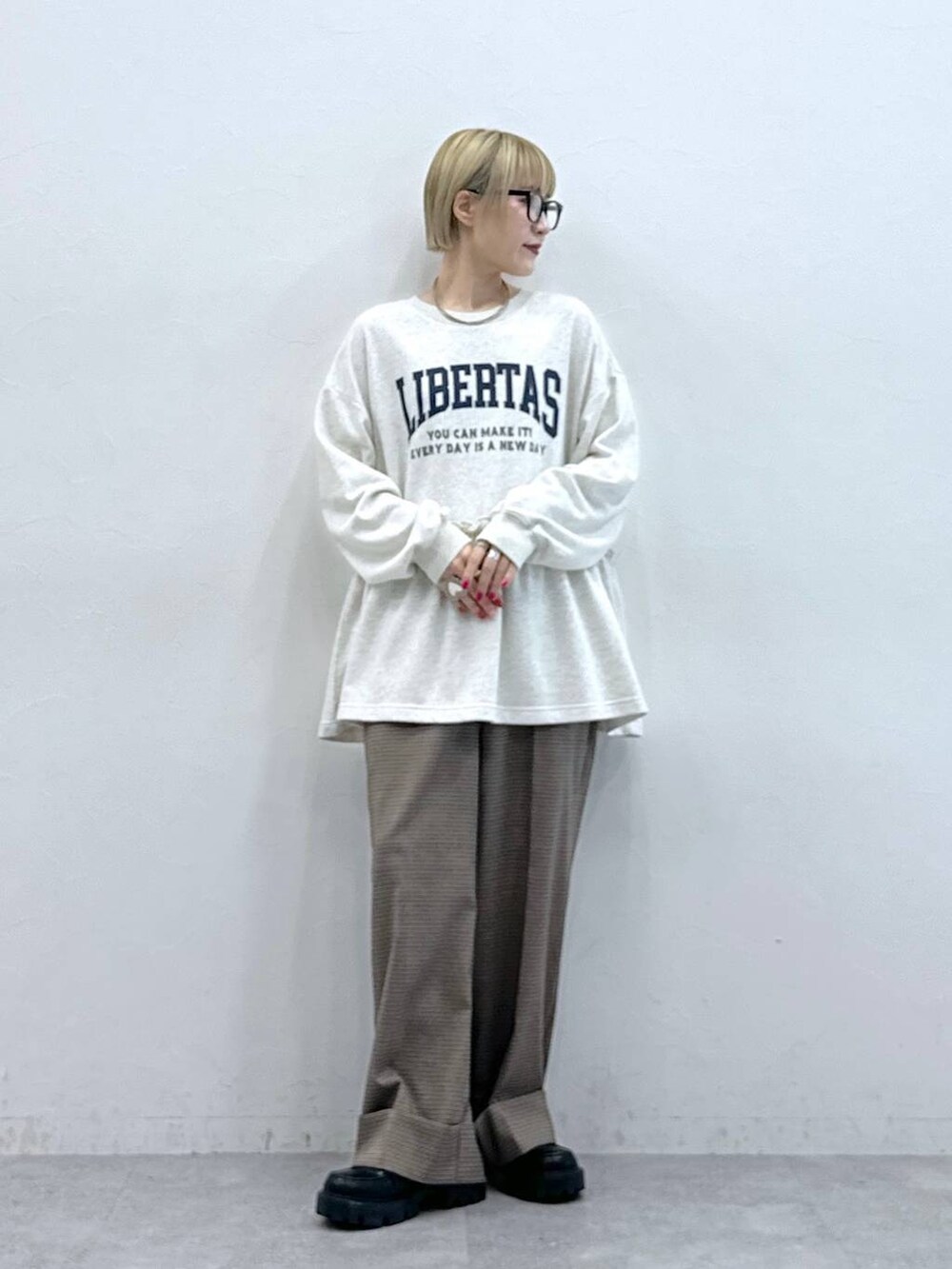 その他のローファー、ブラウン系のスラックス、グレー系のTシャツ/カットソーを着用したレディースの秋コーディネートの4枚目の写真