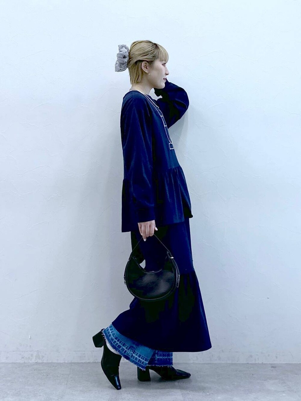 ブルー系のデニムパンツ、ブルー系のワンピースを着用したレディースの冬コーディネートの4枚目の写真