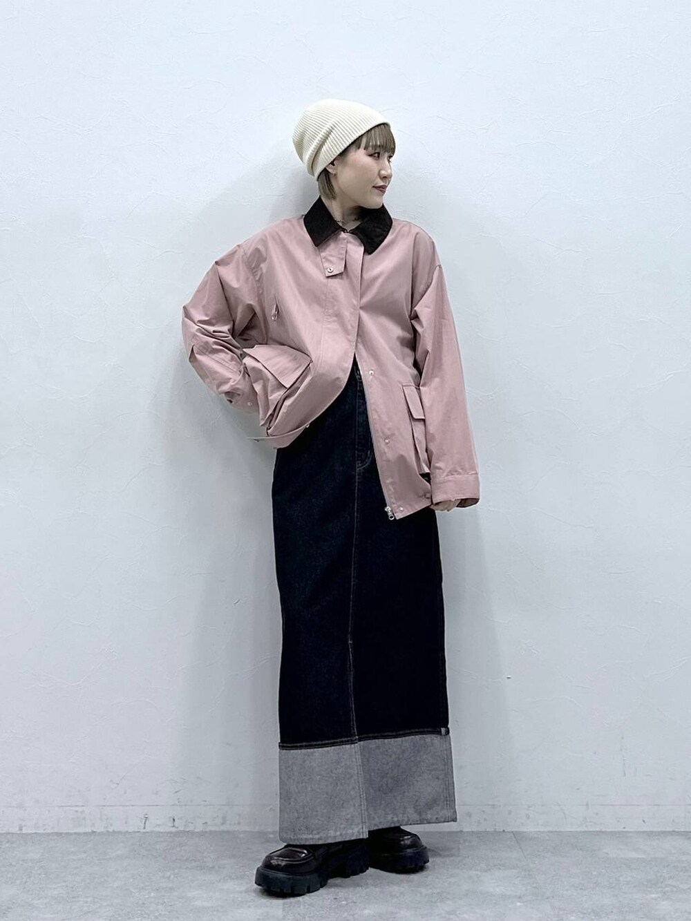 ブラック系のローファー、ブラック系のデニムスカート、ピンク系のブルゾンを着用したレディースの冬コーディネートの3枚目の写真